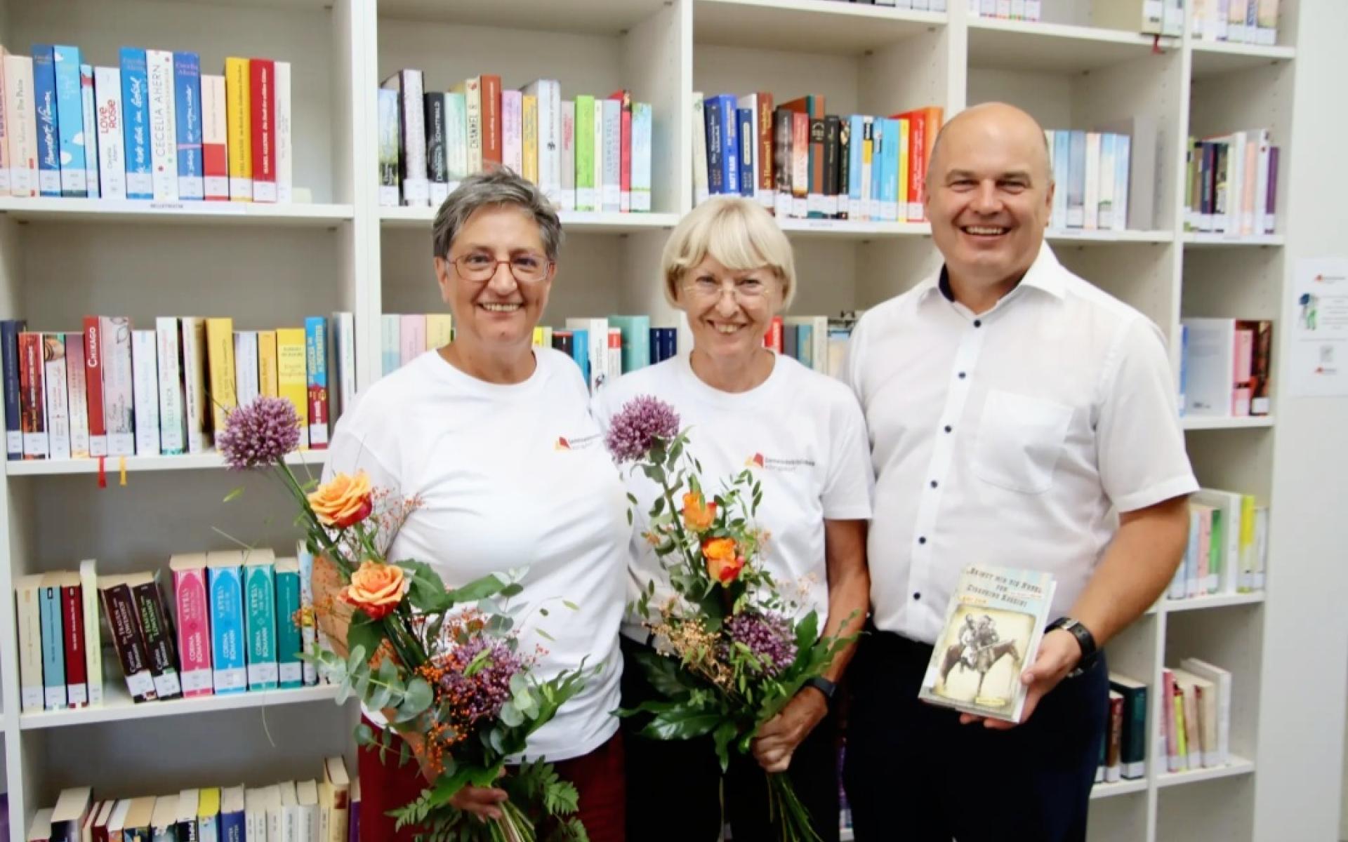 Bürgermeister Mario Trinkl mit Franziska Wetterau/Leiterin und Marina Mikula-Zangerle/Mitarbeiterin 