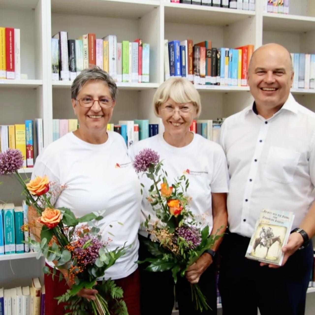 Bürgermeister Mario Trinkl mit Franziska Wetterau/Leiterin und Marina Mikula-Zangerle/Mitarbeiterin 